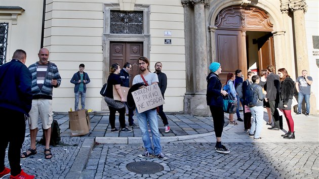 Asi stovka lid protestovala na zasedn brnnskho zastupitelstva kvli zmru sekrtat poet byt urench pro bezdomovce.