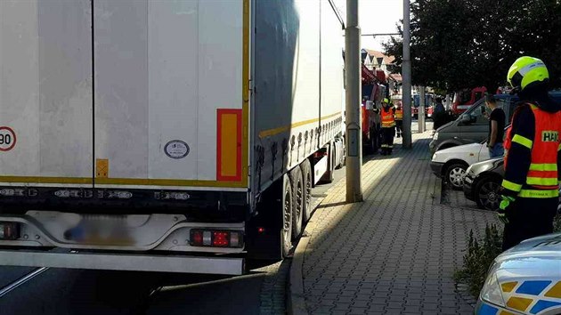 Porouchan kamion zstal stt na kolejch v brnnsk ulici Tborsk a zablokoval tramvaje v obou smrech. Odthnout ho museli hasii.