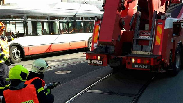 Porouchan kamion zstal stt na kolejch v brnnsk ulici Tborsk a zablokoval tramvaje v obou smrech. Odthnout ho museli hasii.