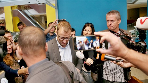 Městský soud v Brně zahájil projednávání žaloby prezidentské kanceláře na bývalého radního městské části Brno-střed Svatopluka Bartíka (na snímku uprostřed).