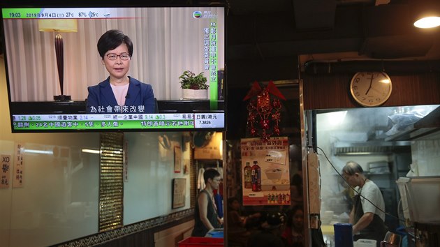 Lid v Hongkongu na obrazovkch sleduj sprvkyni Carrie Lamovou, kter se rozhodla sthnout nvrh zkona, kter by umooval vydvn lid podezelch z trestnch in do pevninsk ny. (4. z 2019).