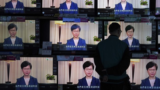 Lid v Hongkongu na obrazovkch sleduj sprvkyni Carrie Lamovou, kter se rozhodla sthnout nvrh zkona, kter by umooval vydvn lid podezelch z trestnch in do pevninsk ny. (4. z 2019