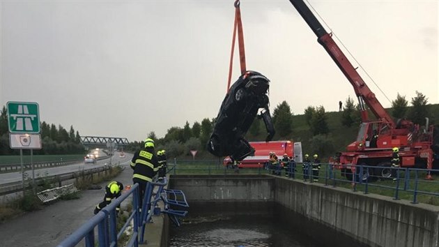 V nedli v podveer na dlnici D6 u Jene nedaleko Prahy vyletl ze silnice osobn automobil, perazil zbradl a stechou dol spadl do retenn ndre (2. z 2019)