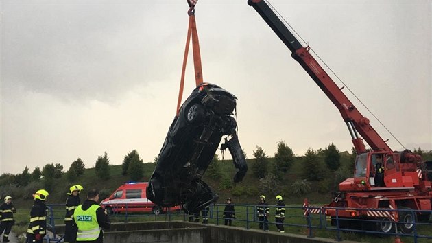 V nedli v podveer na dlnici D6 u Jene nedaleko Prahy vyletl ze silnice osobn automobil, perazil zbradl a stechou dol spadl do retenn ndre (2. z 2019).