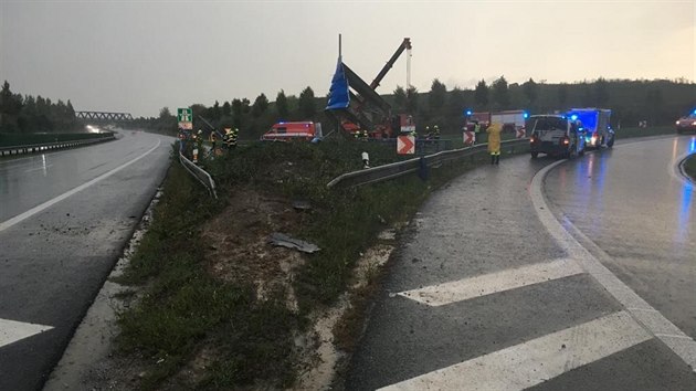 V nedli v podveer na dlnici D6 u Jene nedaleko Prahy vyletl ze silnice osobn automobil, perazil zbradl a stechou dol spadl do retenn ndre (2. z 2019).