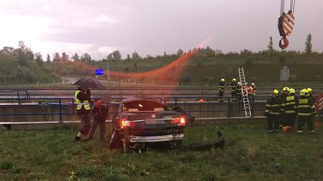 V nedli v podveer na dlnici D6 u Jene nedaleko Prahy vyletl ze silnice osobn automobil, perazil zbradl a stechou dol spadl do retenn ndre (2. z 2019).