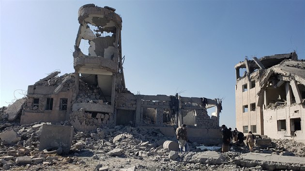 Trosky budovy po nletu koalice veden Sadskou Arbi v provincii Zamr na jihozpad Jemenu. Clem toku byla univerzita, kterou itt povstalci vyuvaj jako vznici. (1.9.2019)