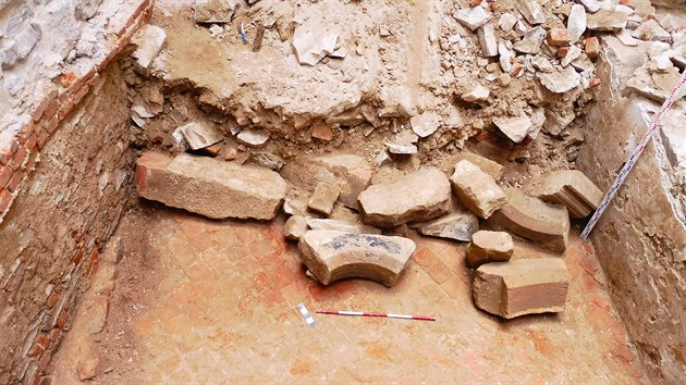 Objevy archeologů na hradě Helfštýn, na snímku pískovcové architektonické články nalezené v úrovni podlahy místnosti pod zásypem. (léto 2019)