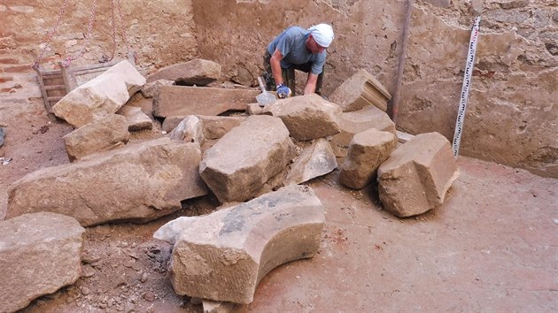 Objevy archeolog na hrad Helftn, na snmku architektonick lnky odkryt vrovni podlahy mstnosti starho palce. (lto 2019)