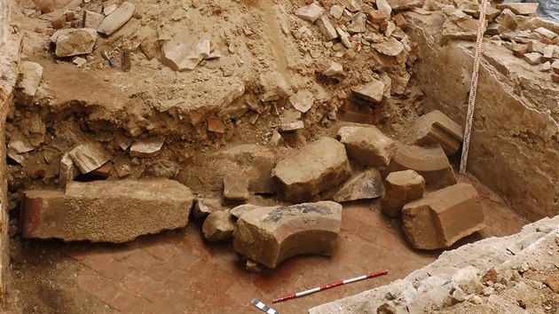 Objevy archeologů na hradě Helfštýn, na snímku  částečně odkrytá archeologická situace v dané místnosti. (léto 2019)