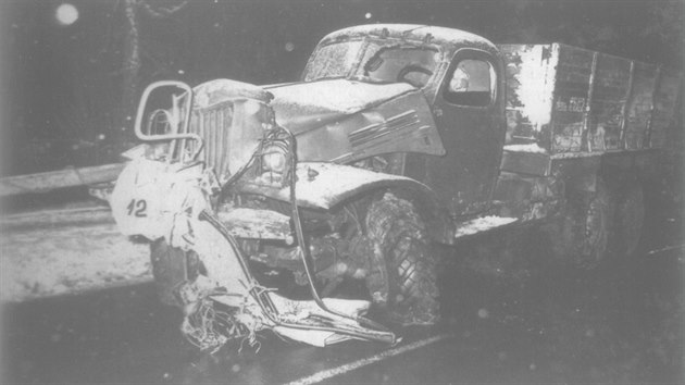Sovtsk nkladn auto po tragick nehod ze 7. ledna 1977 ve ternberku v Olomouck ulici. Zemeli kvli n ti lid - Otakar Spurn, Josef Konopek a Jan Jur. Tento automobil byl taen na kovov tyi dalm sovtskm nkladnm vozem. Vojci vak na nepojzdn taen vozidlo nepipevnili dn osvtlen, smrovky i odrazky, vozu ani nefungovaly brzdy a ani strae, nebyla v nm baterie. Kvli snen tak idi nic nevidl a pejel do protismru, kde narazil do dodvky koda 1203, ve kter jeli Spurn, Konopek a Jur. Za nehodu vak nakonec nebyl nikdo potrestn.