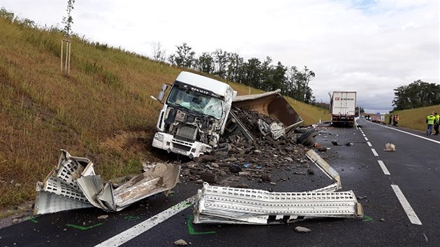 Kamiony se stetly eln, jeden z nich skonil v pkopu, druh zstal na silnici. (9. z 2019)