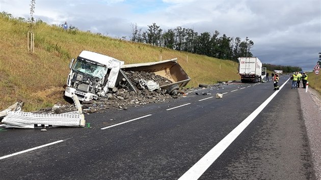 Smrtelná nehoda dvou kamionů uzavřela hlavní tah mezi Brnem a Znojmem. (9. září 2019)