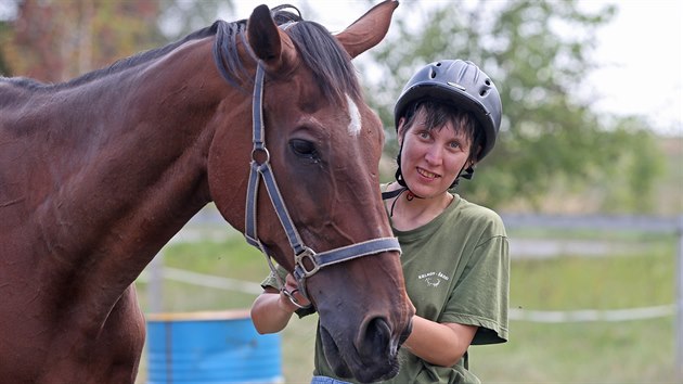 Sdružení Ambra pomáhá lidem s různým druhem postižení, nabízí jim hipoterapii i mnohé další aktivity s koňmi.