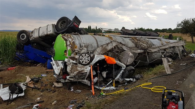 Pi tragick nehod nedaleko slavi v srpnu zemeli ti lid. tylet Gbinka z Okek na Tebsku pila o maminku, tatnka i brku. J samotnou zachrnilo podle starosty Okek Zdeka Ryavho jen to, e pi srce vypadla i se sedakou z auta.