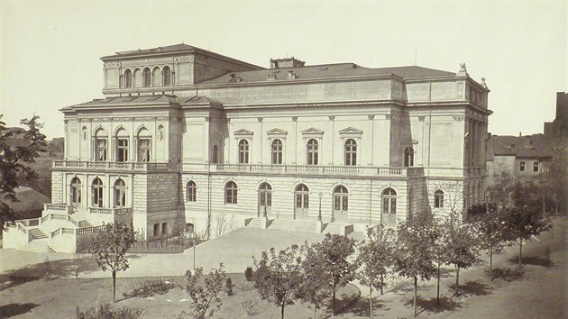 Někdejší podoba před požárem. Městské divadlo bylo postavené v roce 1874 podle návrhu drážďanského architekta Bernharda Schreibera.