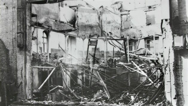 S ohněm bojovaly desítky hasičů několik hodin, nad ránem se jim však naskytl obraz zkázy. Na místě zůstaly jen ruiny, celý vnitřní prostor budovy byl nadobro zničen.