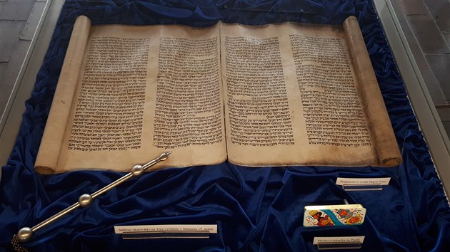 Pergamenov svitek hebrejsky psan knihy Ester a ukazovtko na Tru z 19. stolet.
