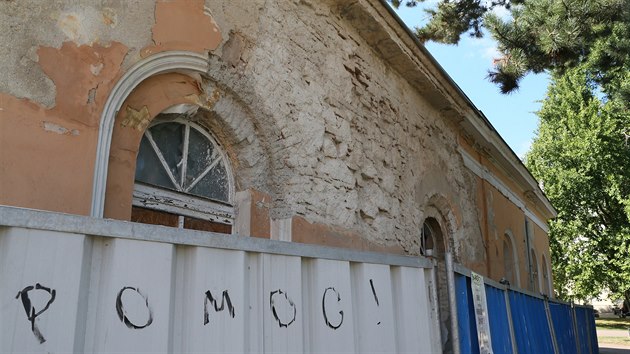 Klasicistní budova Hadích lázní v Teplicích přestala po několika přestavbách sloužit svému účelu na přelomu tisíciletí. Od té doby chátrá. (4. 9. 2019)