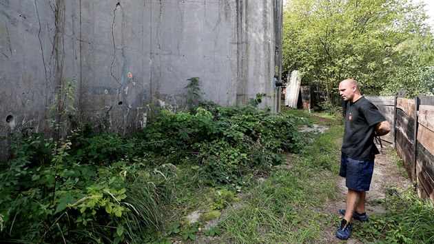 David Vajnar, který ve Vaňově bydlí, ukazuje prasklinu v opěrné zdi ve Skalní ulici, 6. 9. 2019.