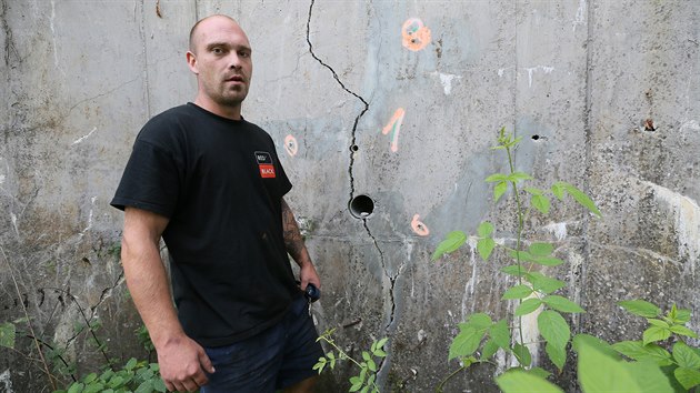 David Vajnar, který ve Vaňově bydlí, u praskliny v opěrné zdi ve Skalní ulici , 6. 9. 2019. Zeď začala v ústeckém Vaňově praskat v roce 2014.