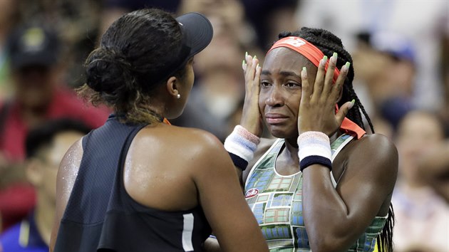 Naomi sakaov utuje uslzenou Cori Gauffovou po svm vtzstv ve tetm kole US Open.