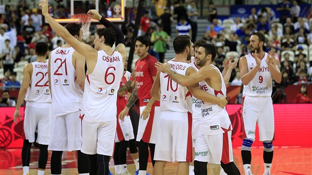 Turet basketbalist slav na MS vtzstv nad Japonskem.