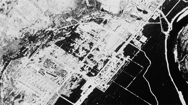 Odtajn�n� satelitn� fotografie satelitu CORONA z roku 1971 zachycuje sov�tskou tov�rnu.