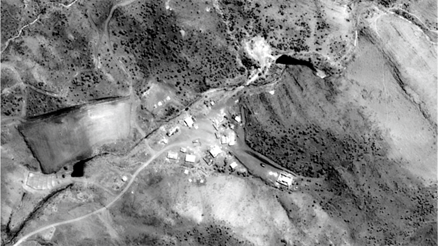 Satelitní fotografii pořízenou systémeme KH-12 ukázala americká vláda reportérům v roce 1998 v rámci informací o útoku na výrobnu chemických zbraní v Afghánistánu.