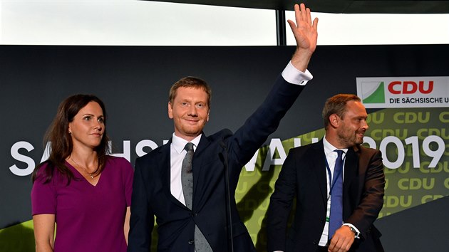 Lídr Křesťansko-demokratické unie (CDU) v Sasku Michael Kretschmer reaguje na zveřejnění prvních odhadů výsledků zemských voleb. (1. září 2019)