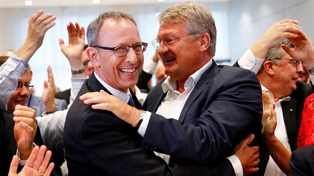 Ldr AfD v Sasku Jrg Meuthen s dalmi pedstaviteli strany oslavuje spch strany po zveejnn prvnch odhad vsledk zemskch voleb. (1. z 2019)