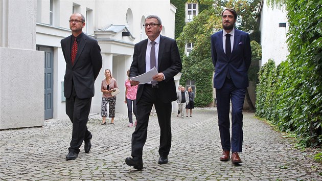 Ministr kultury Lubomr Zaorlek vyeil krizi kolem Muzea umn Olomouc tm, e jmenoval editelem Ondeje Zatloukala (vpravo). Na snmku tak bval editel Michal Soukup (vlevo) (6. z 2019)
