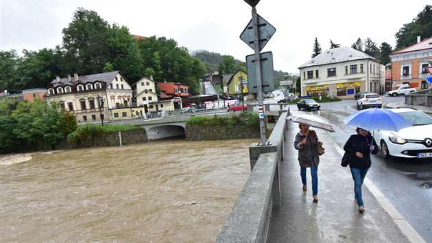 Vydatné deště zvedly hladinu řeky Bečvy ve Vsetíně.