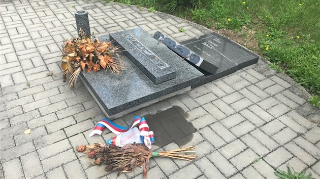 Neznámý pachatel poničil pamětní desku Tomáše Bati v Otrokovicích.