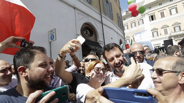 Stoupenci protiimigran Ligy protestuj proti vzniku nov vldy Hnut pti hvzd a Demokratick strany. Vdce Ligy Matteo Salvini se fot se svou stoupenkyn (9. 9. 2019)
