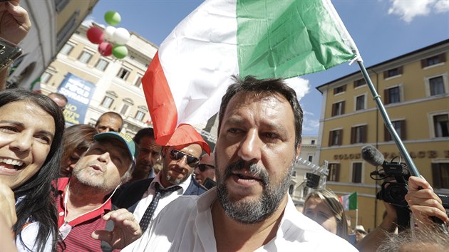 Stoupenci protiimigran Ligy protestuj proti vzniku nov vldy Hnut pti hvzd a Demokratick strany. Na mst je i vdce Ligy Matteo Salvini (9. 9. 2019)