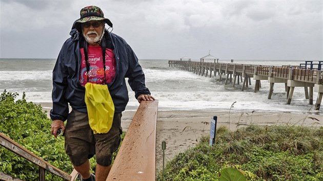Lid ve mst Juno Beach na Florid oekvaj der huriknu. Hurikn Dorian si na Bahamch od vkendu vydal zatm pt mrtvch. (3. z 2019)