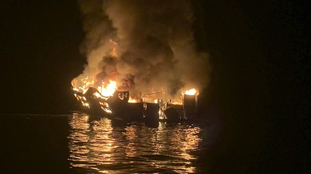 Poár lodi u kalifornského ostrova Santa Cruz západn od Los Angeles. Plavidlo...