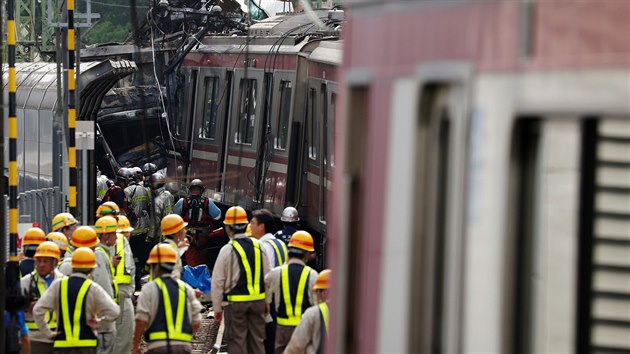 Nsledky stetu vlaku s nkladnm autem v japonsk Jokoham. idi auta srku nepeil, ve vlaku se zranilo 34 lid. (5. z 2019)