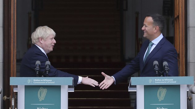 Britsk premir Boris Johnson (vlevo) a irsk premir Leo Varadkar na setkn v Dublinu. (9. dubna 2019)