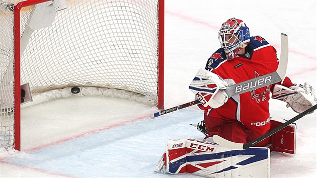 Brank CSKA Moskva Lars Johansson dostal v vodnm zpase sezony KHL gl pes cel hit