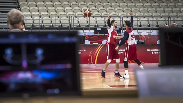 Tom Satoransk (vlevo) a Luk Palyza lakuj na trninku eskch basketbalist ped zpasem s Tureckem.