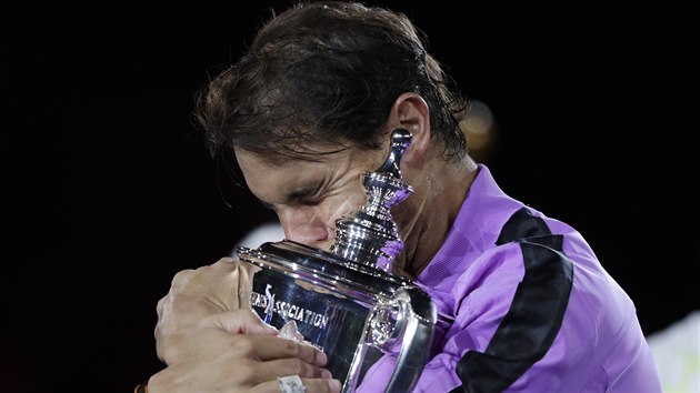 panlsk tenista Rafael Nadal s trofej pro vtze US Open.