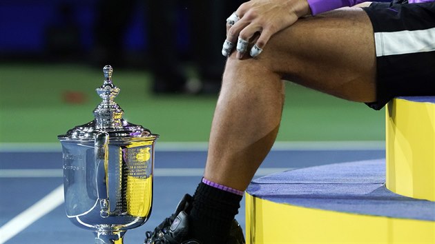 panlsk tenista Rafael Nadal s trofej pro vtze US Open.