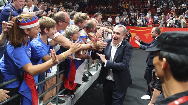 Trenr eskch basketbalist Ronen Ginzburg se zdrav s fanouky.