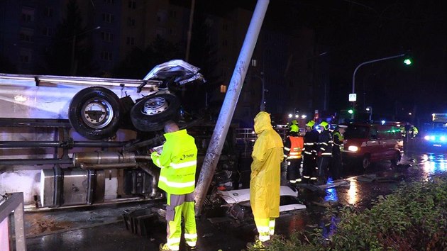 Ve vehlov ulici v Praze naboural idi kamionu do lampy a pevrtil se na bok. Strhl tak trolej. (8. 9. 2019)