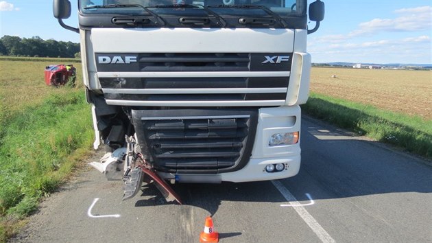 idi kamionu smetl na Perovsku osobn vz do pole, jeho idika skonila v nemocnici.