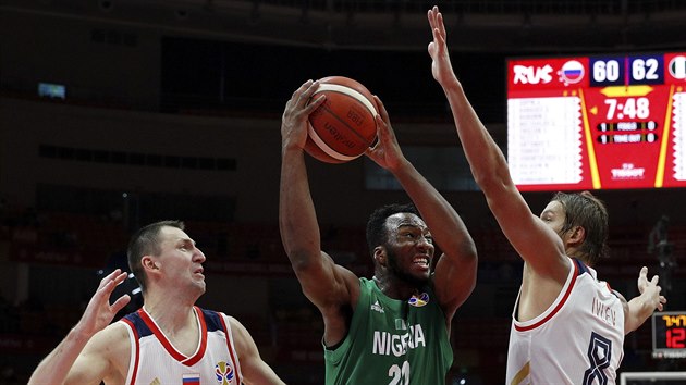 Josh Okogie (v zelen�m) z Nig�rie se tla�� k rusk�mu ko�i mezi Vladimira Ivleva (vpravo) a Vitalije Fridzona.