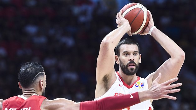 Marc Gasol ze panlska pihrv kolem tuniskho pivota Salaha Medrho.