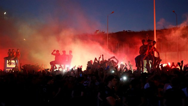 Fanouci Galatasaraye Istanbul oslavuj pchod  kolumbijskho fotbalisty Radamela Falcaa.